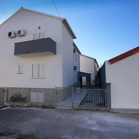 Tonik Diklo, Seaside In *