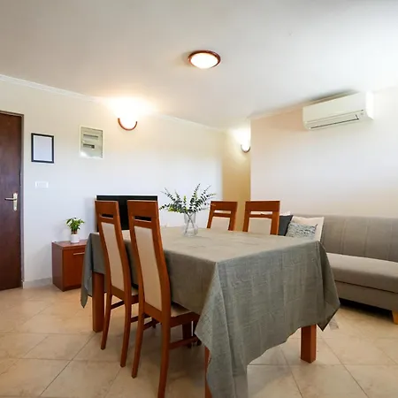 Tonik Diklo, Seaside In *